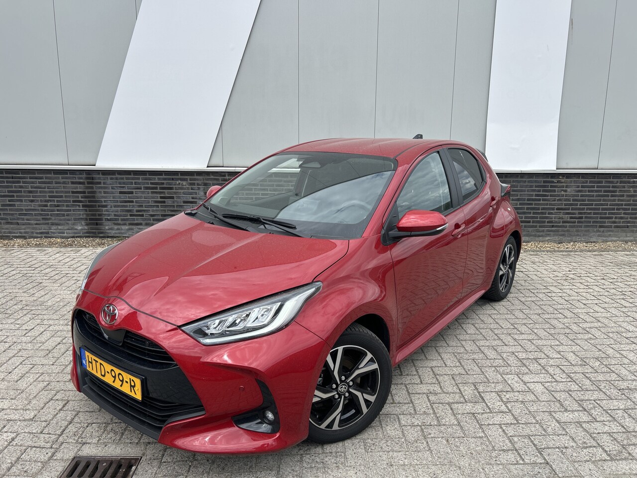 Toyota Yaris - 1.5 Hybrid 115 Dynamic met Comfort Pack PDC v+a Dode hoek detectie Stoelverw. - AutoWereld.nl