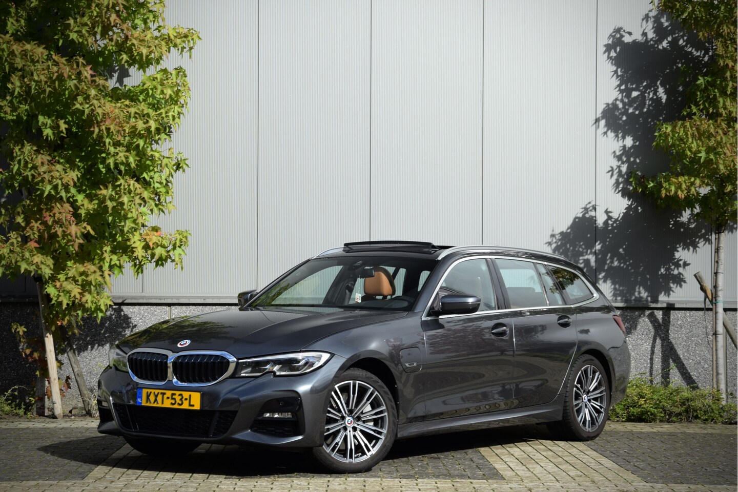 BMW 3-serie Touring - 330e xDrive M-Sport 292 pk | Panoramadak | Elektr. Sportstoelen met Memory | Elektr. Trekh - AutoWereld.nl