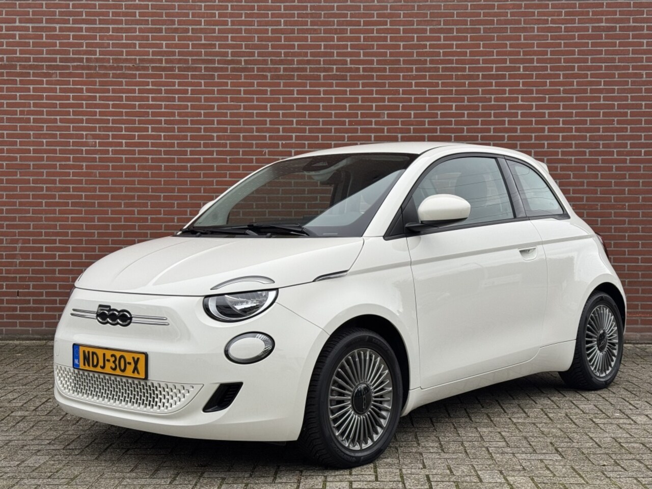Fiat 500e - 42 kWh CLIMA CRUISE CARPLAY DAB 16-LMV - AutoWereld.nl