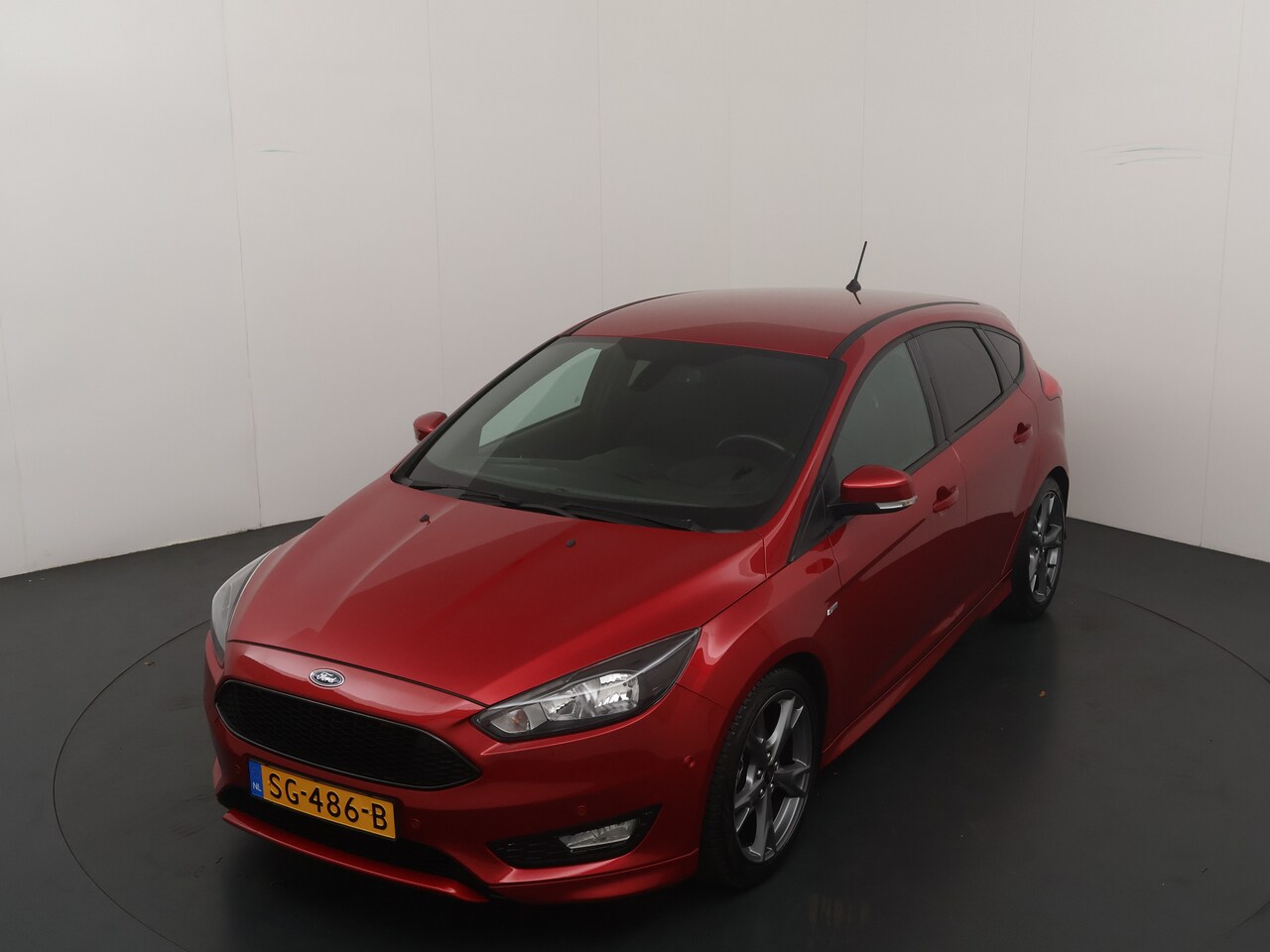 Ford Focus - EcoBoost 125 pk ST-Line | Trekhaak | Voorruit verwarming | 18-inch | 100% dealer onderhoud - AutoWereld.nl