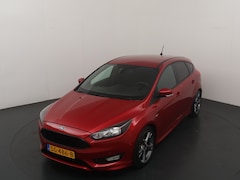 Ford Focus - EcoBoost 125 pk ST-Line | Trekhaak | Voorruit verwarming | 18-inch | 100% dealer onderhoud