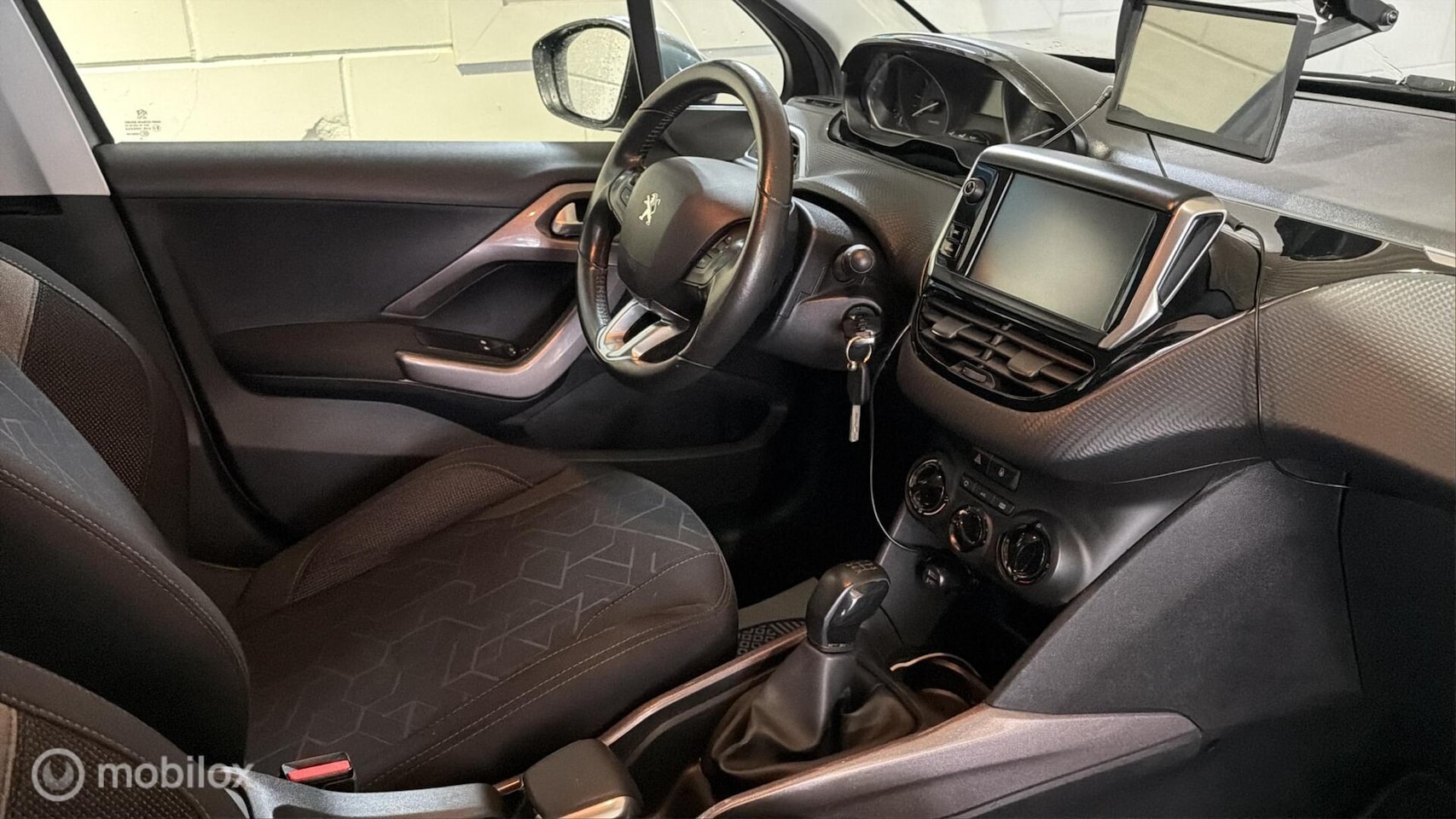 Peugeot 2008 - 1.2 PureTech Style Apk - Airco - Achteruitrijcamera - Cruise