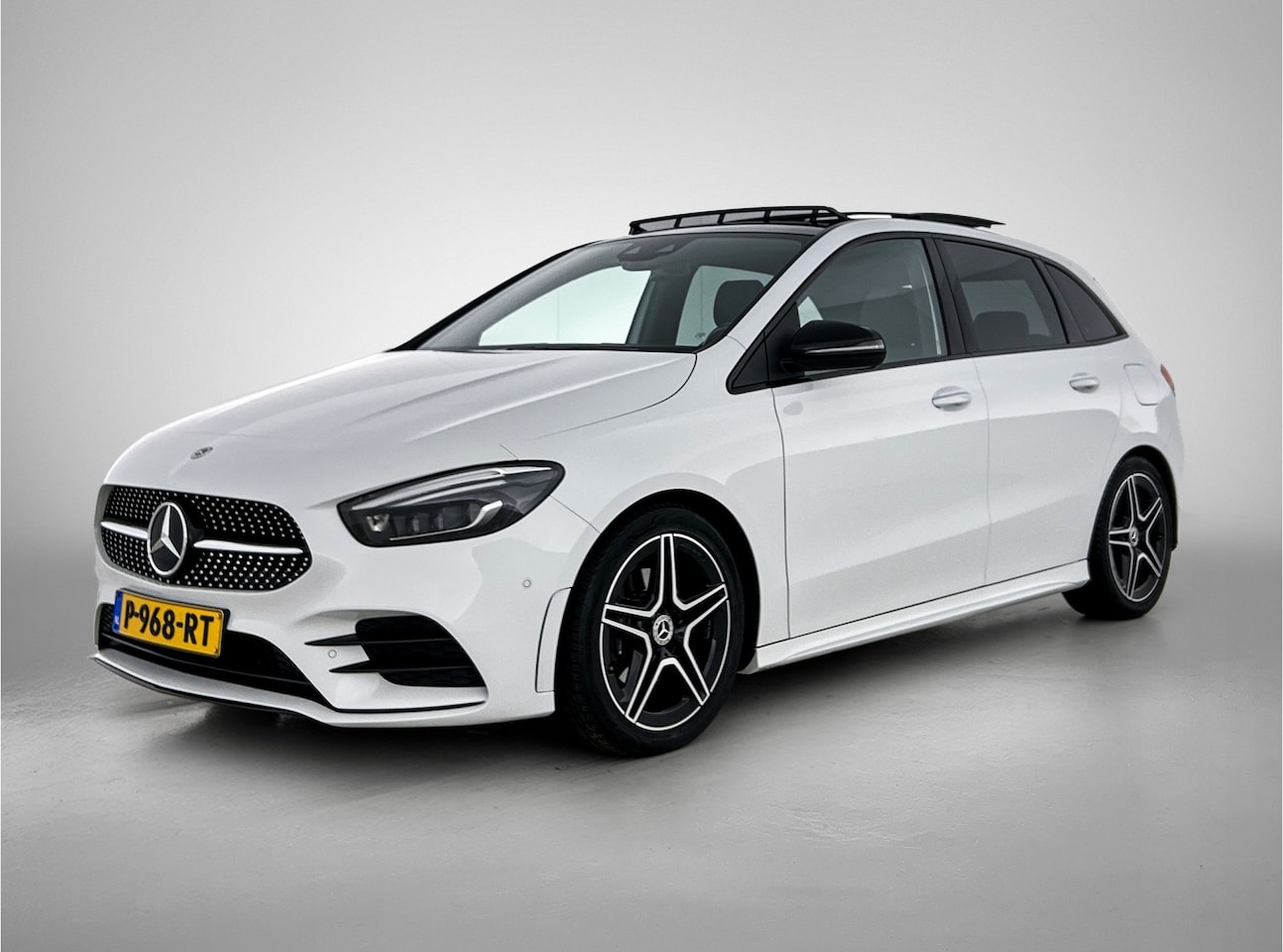 Mercedes-Benz B-klasse - 200 Business Solution AMG | Panorama schuifdak | Night pakket | Premium Plus pakket - AutoWereld.nl
