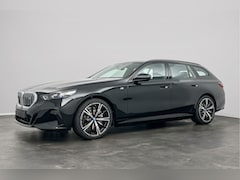 BMW i5 Touring - eDrive40 M Sport Edition 84 kWh | Trekhaak met elektrisch wegklapbare kogel | Glazen panor
