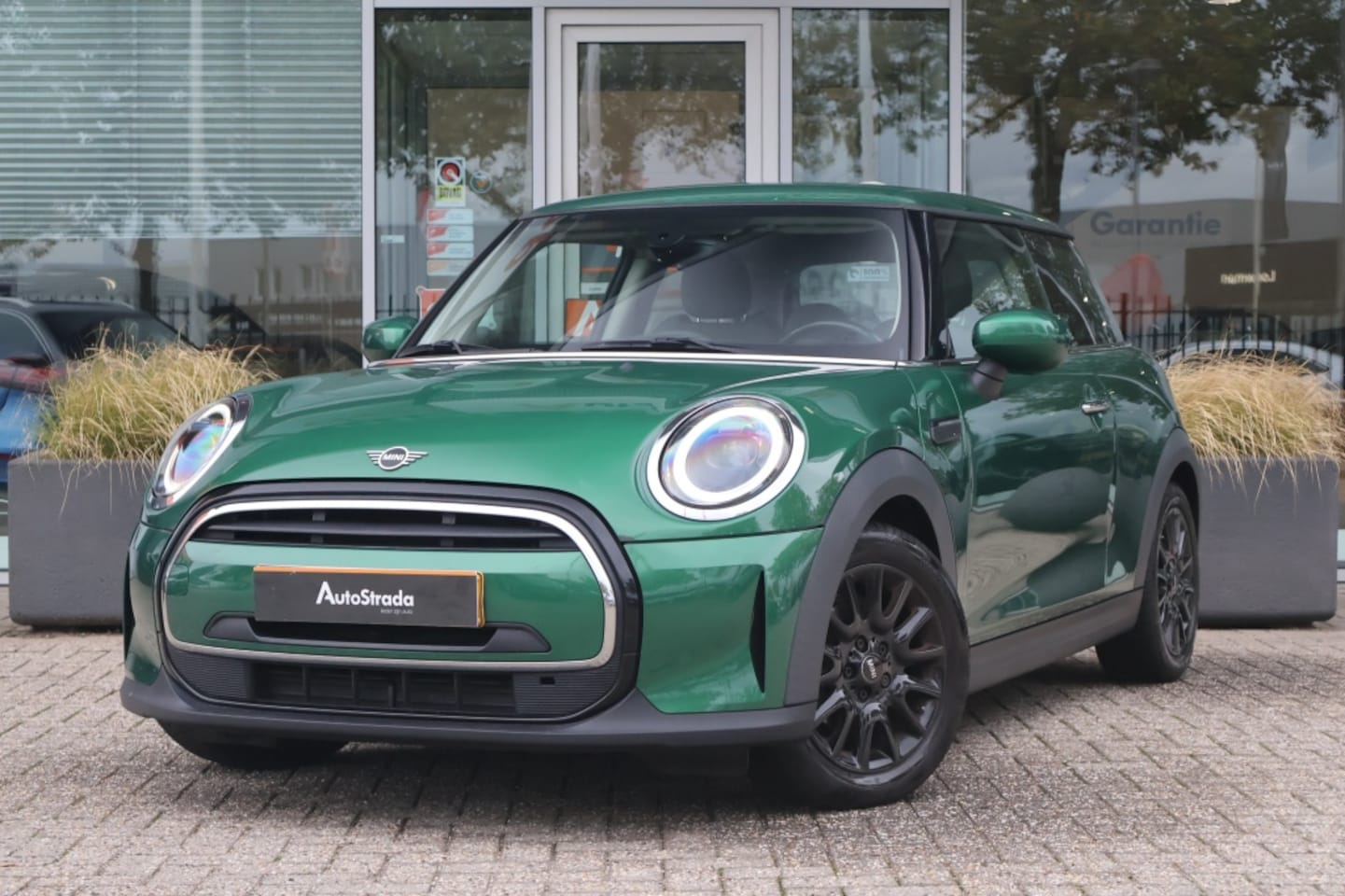 MINI 3-Deurs - Mini (F56) 1.5 102pk One | Stoelverwarming | Sfeer | Carplay | LED | Navigatie - AutoWereld.nl