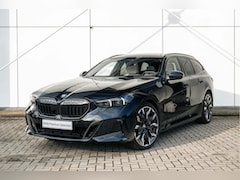BMW 5-serie Touring - 550e xDrive M Sport Automaat / Trekhaak / Panoramadak / Comfortstoelen / Comfort Access /
