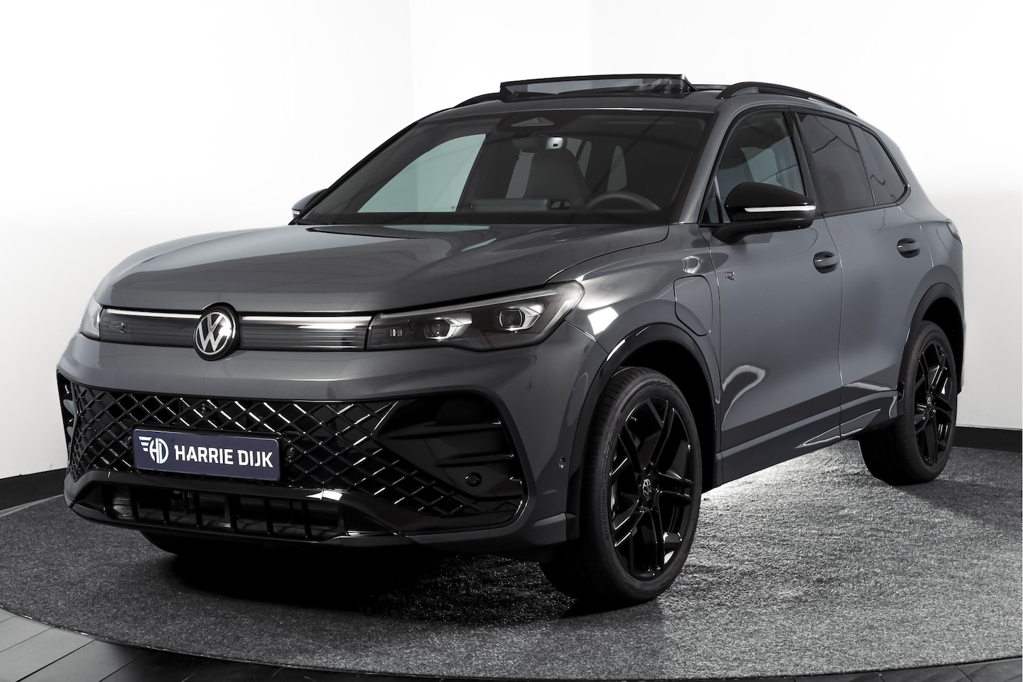 Volkswagen Tiguan - 1.5 eHybrid 272PK R-Line Edition | Black Style | 15 inch Navi | Elek. Trekhaak | IQ Light - AutoWereld.nl