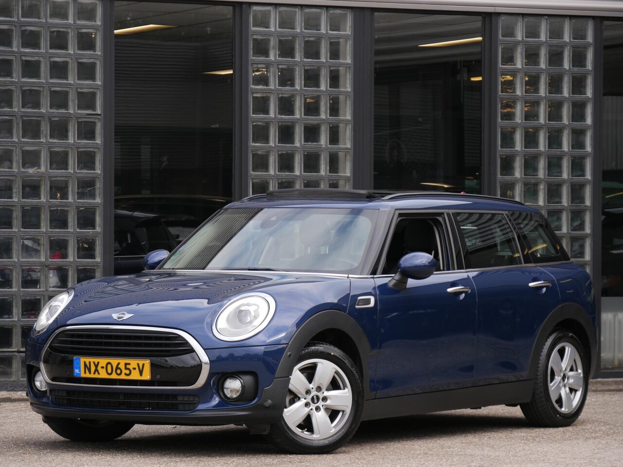 MINI Clubman - 1.5 COOPER/ PANORAMADAK/ PDC V+A/ AFN. TREKHAAK/ LED PAKKET - AutoWereld.nl