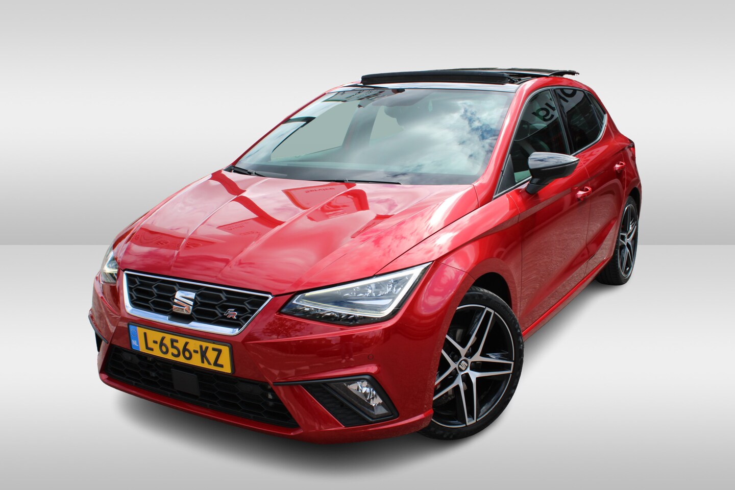 SEAT Ibiza - 1.0 TSI 110pk FR Business Intense Plus / Panorama schuifdak / Navigatie / LM 18 inch / LED - AutoWereld.nl