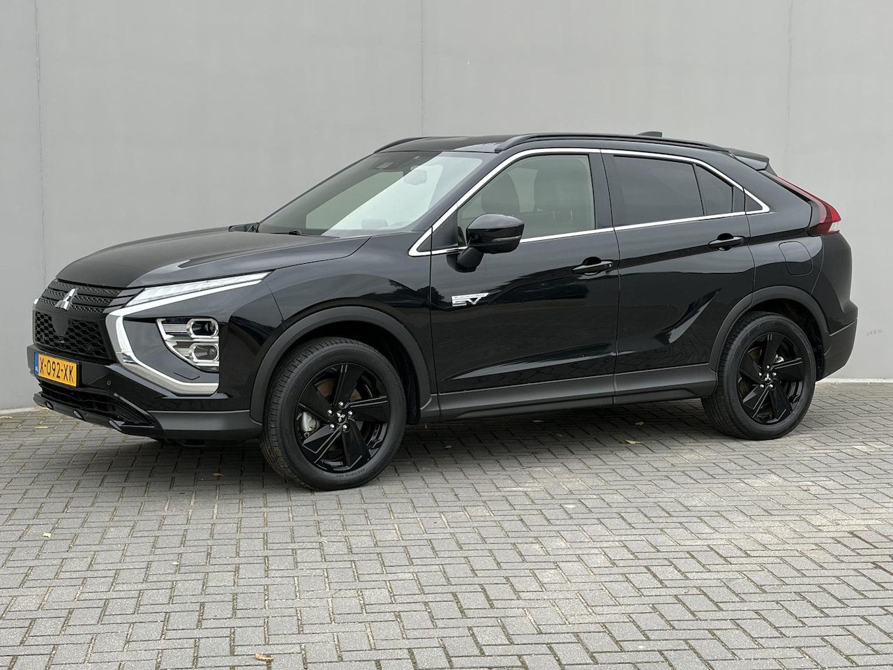 Mitsubishi Eclipse Cross - 2.4 PHEV Black Edition / Afneembare trekhaak (1500 KG) / 8 jaar fabrieksgarantie / Adaptie - AutoWereld.nl