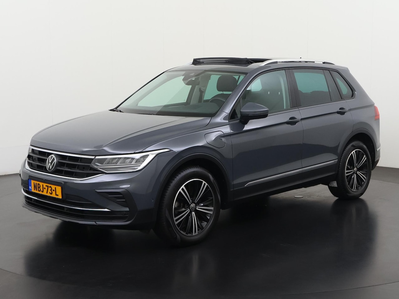 Volkswagen Tiguan - 1.4 TSI eHybrid Active | Trekhaak | Panoramadak | Head Up | Area View | Zondag Open! - AutoWereld.nl