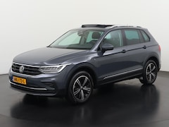 Volkswagen Tiguan - 1.4 TSI eHybrid Active | Trekhaak | Panoramadak | Head Up | Area View | Zondag Open