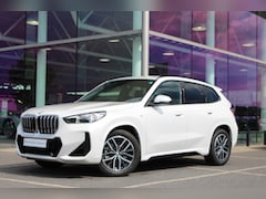 BMW X1 - xDrive23i M Sport / Trekhaak / Sportstoelen / Head-Up / Adaptieve LED / M Adaptief onderst