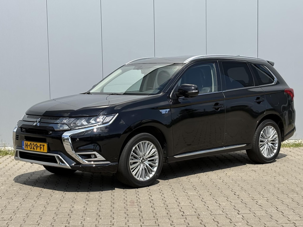 Mitsubishi Outlander - 2.4 PHEV Intense+ / Stoel/Stuurverwarming / Climate control / Glazen schuif-/kanteldak / T - AutoWereld.nl