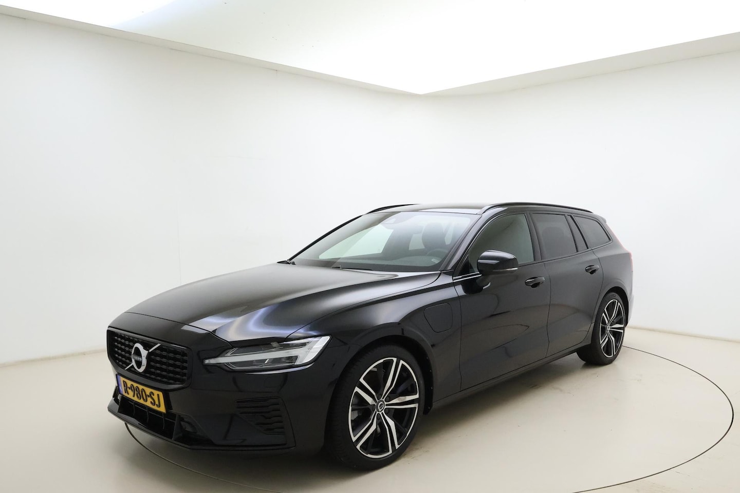 Volvo V60 - 2.0 T8 Recharge AWD R-Design Automaat | Trekhaak wegklapbaar | Lederen bekleding | Stoel & - AutoWereld.nl