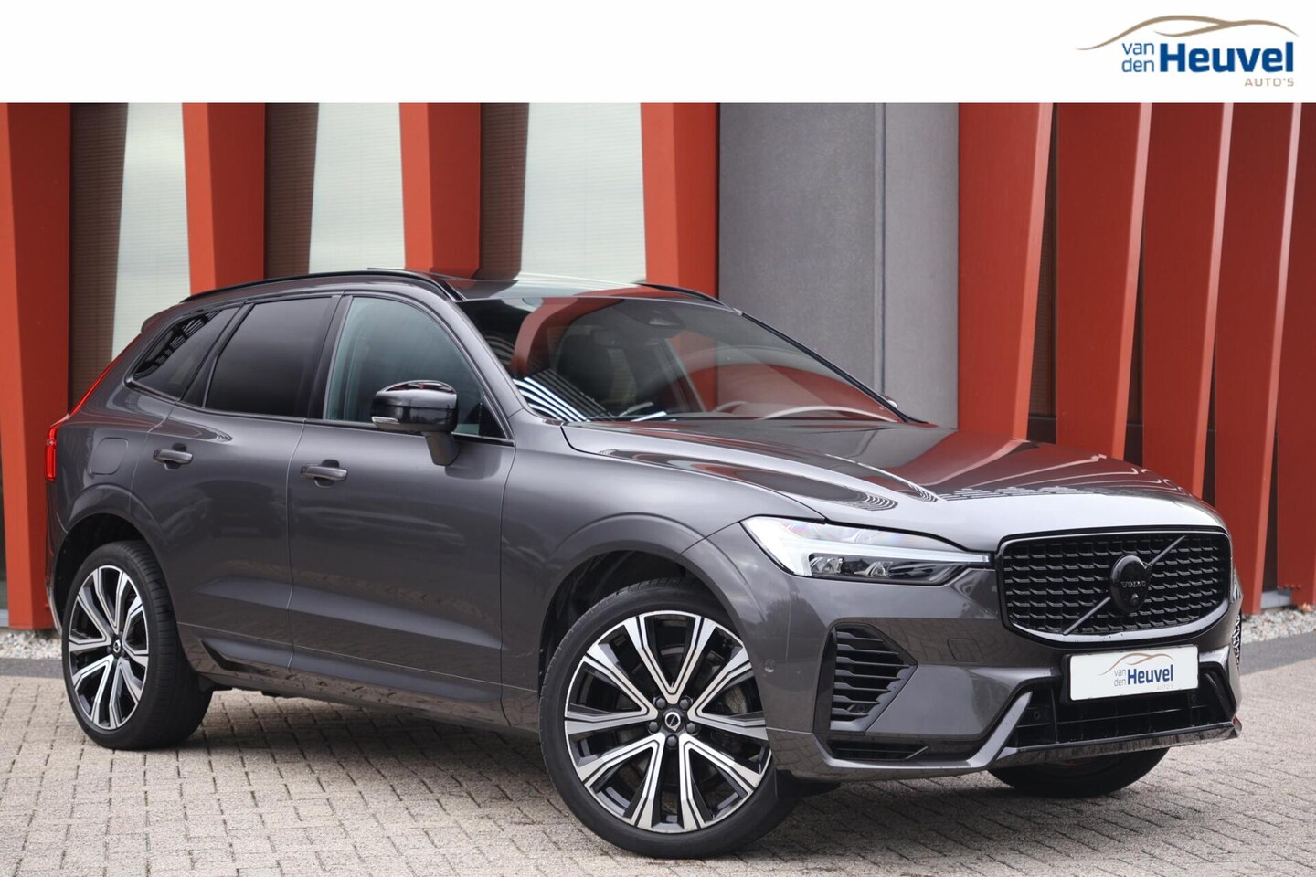 Volvo XC60 - T6 Recharge AWD R-Design | Longe Range | Stoelverwarming & Koeling | 360° Camera | Panoram - AutoWereld.nl