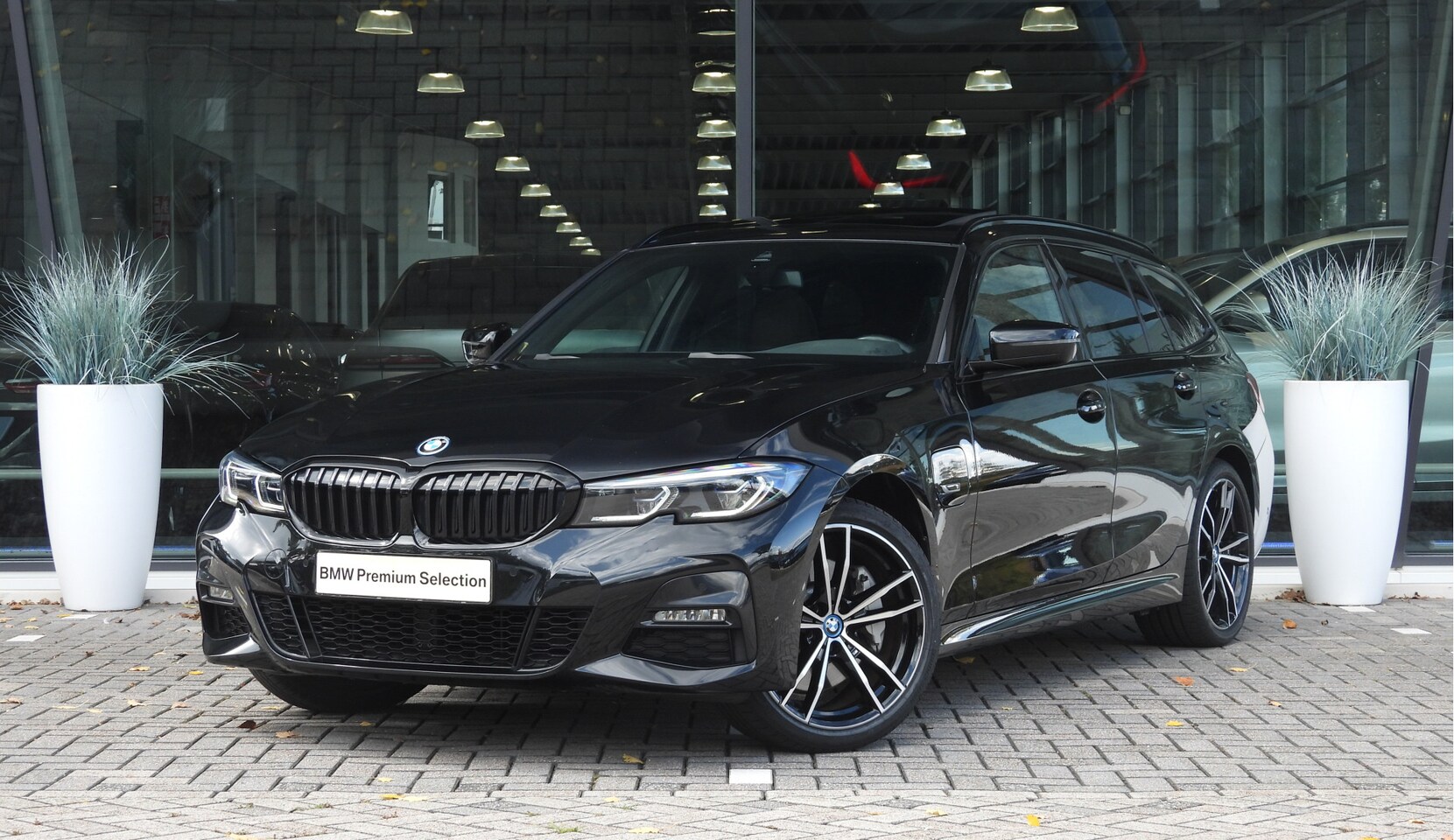 BMW 3-serie Touring - 330e High Executive M Sport Automaat / Panoramadak / Sportstoelen / Laserlight / Achteruit - AutoWereld.nl