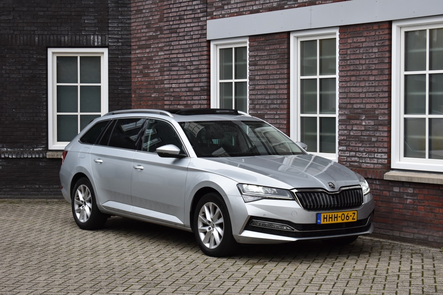 Skoda Superb Combi - Wij zijn op afspraak geopend! Graag bellen voor uw komst. - AutoWereld.nl