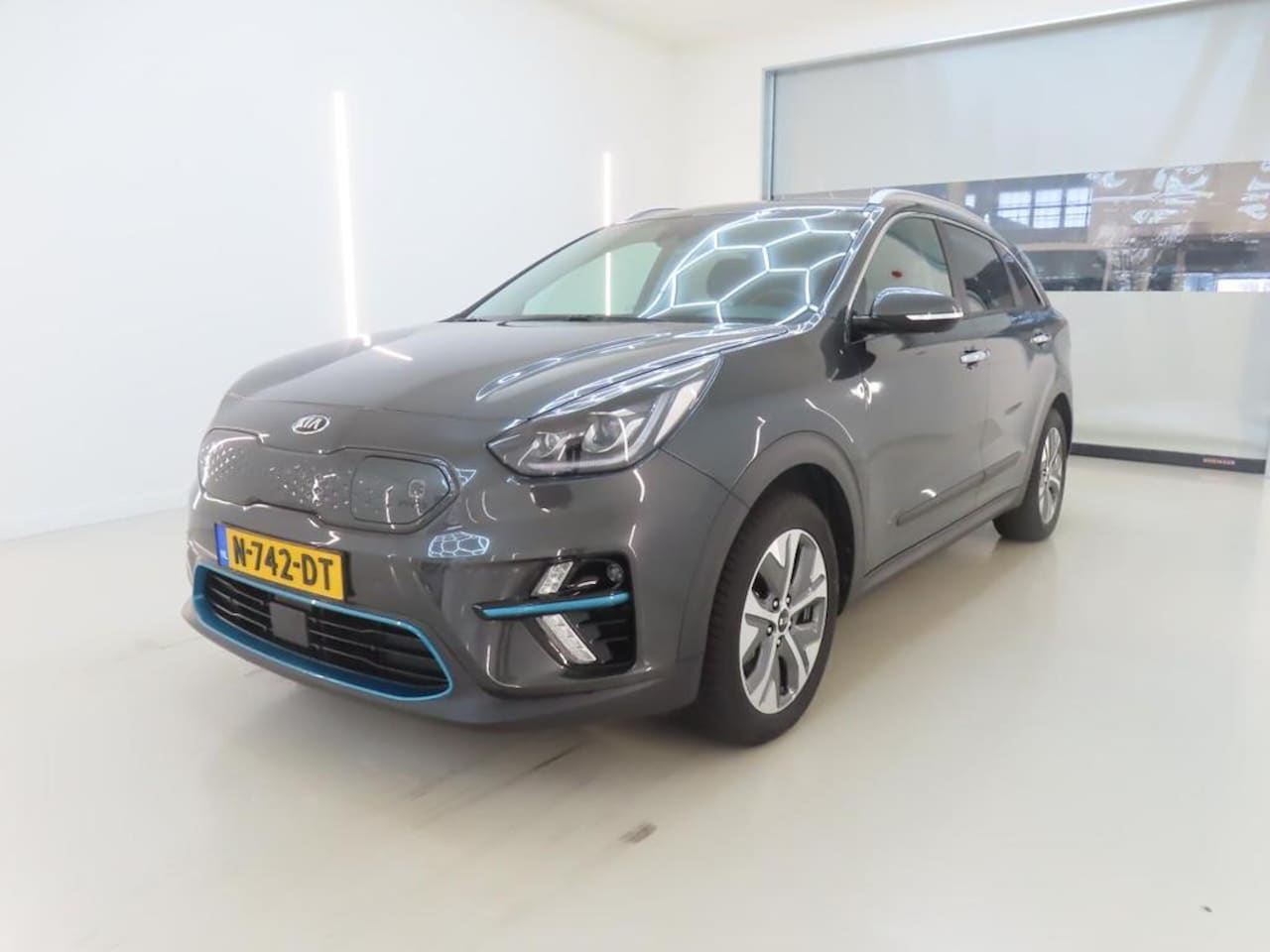 Kia e-Niro - EXECUTIVELINE 64 kWh (99% SOH) I AUTOMAAT I TREKHAAK I STOELVERWARMING I P-CAMERA I PREMIU - AutoWereld.nl