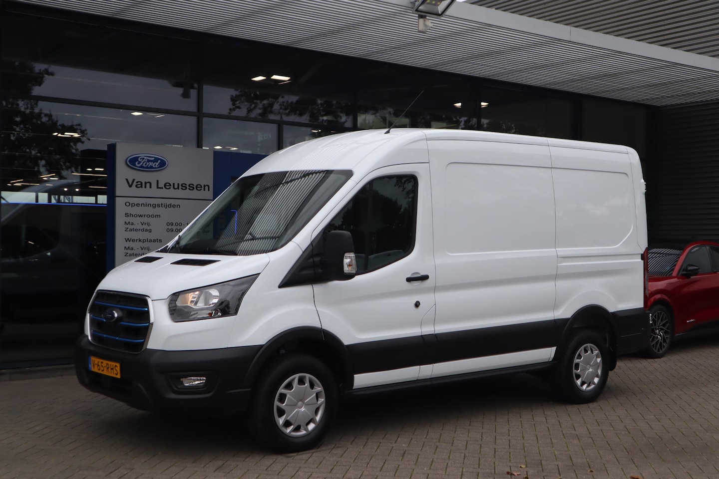 Ford E-Transit - 350 L2H2 TREND 68KWH CAMERA 3-PERS APPLE/ANDROID STOELVERW. PARK-SENSOREN CRUISE LED-LAADR - AutoWereld.nl