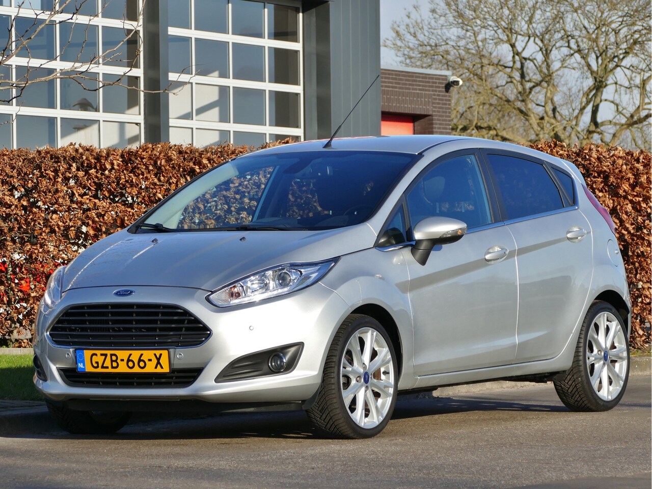 Ford Fiesta - 1.0 EcoBoost Titanium | stoelverwarming | verwarmde voorruit | all-season-banden | navigat - AutoWereld.nl