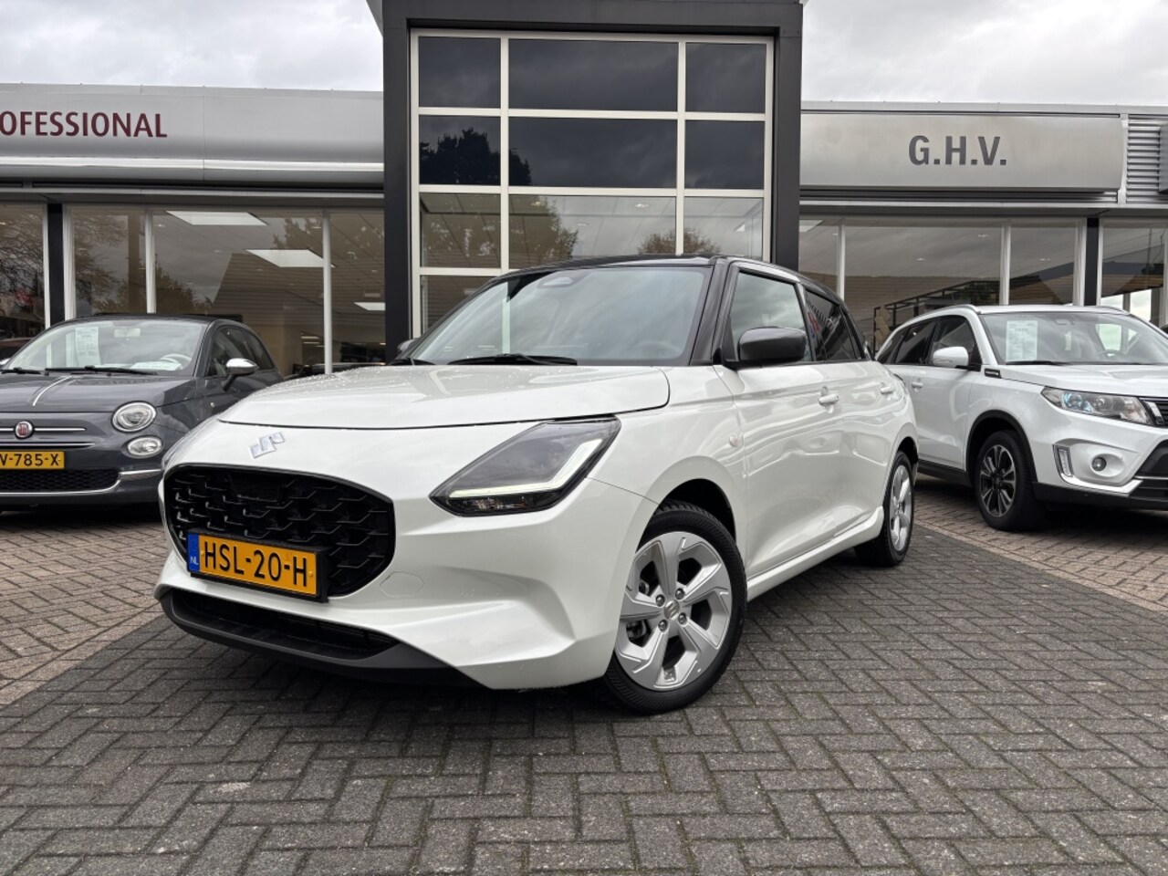 Suzuki Swift - 1.2 Smart Hybrid 83pk Select | All season banden | Two-tone lak | - AutoWereld.nl