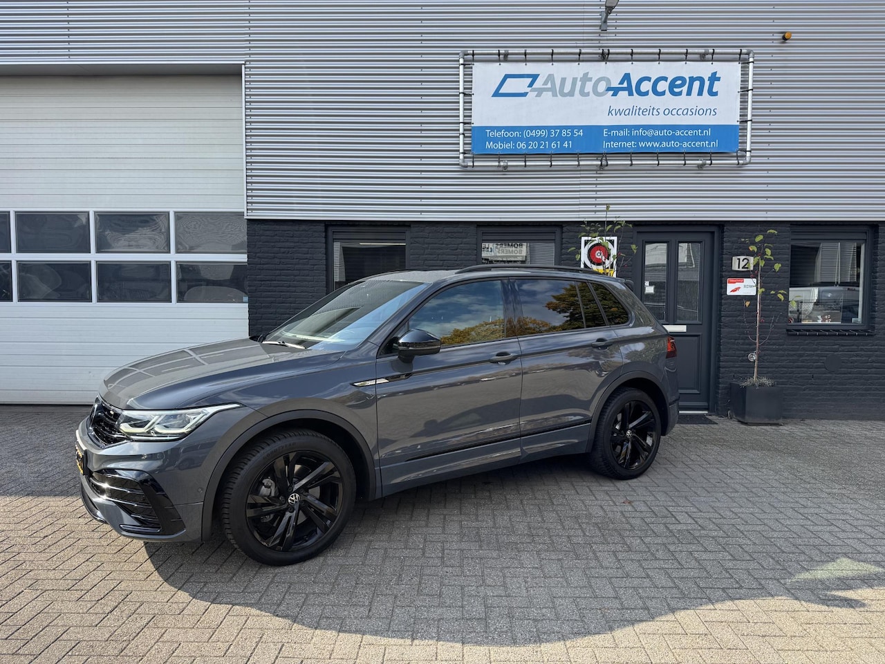Volkswagen Tiguan - 2.0 TSI 4Motion R-Line 245PK Pano/Trekhaak/115dkm - AutoWereld.nl