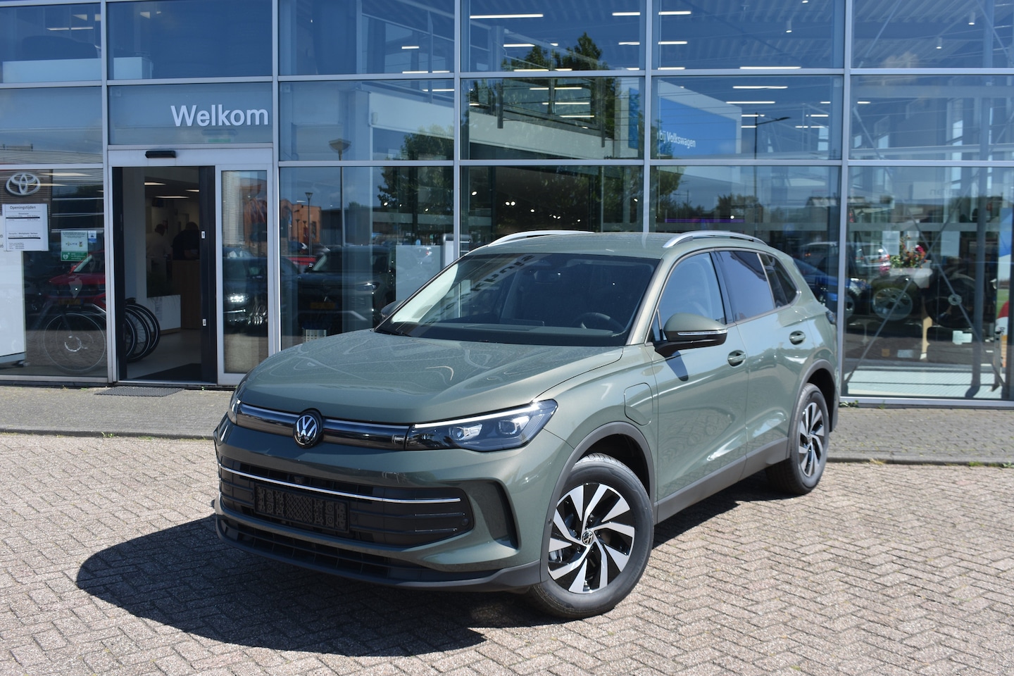 Volkswagen Tiguan - 1.5 eHybrid 204PK DSG-6 Life Edition | TREKHAAK | NAVIGATIE | DIGITAL COCKPIT | CAMERA | V - AutoWereld.nl