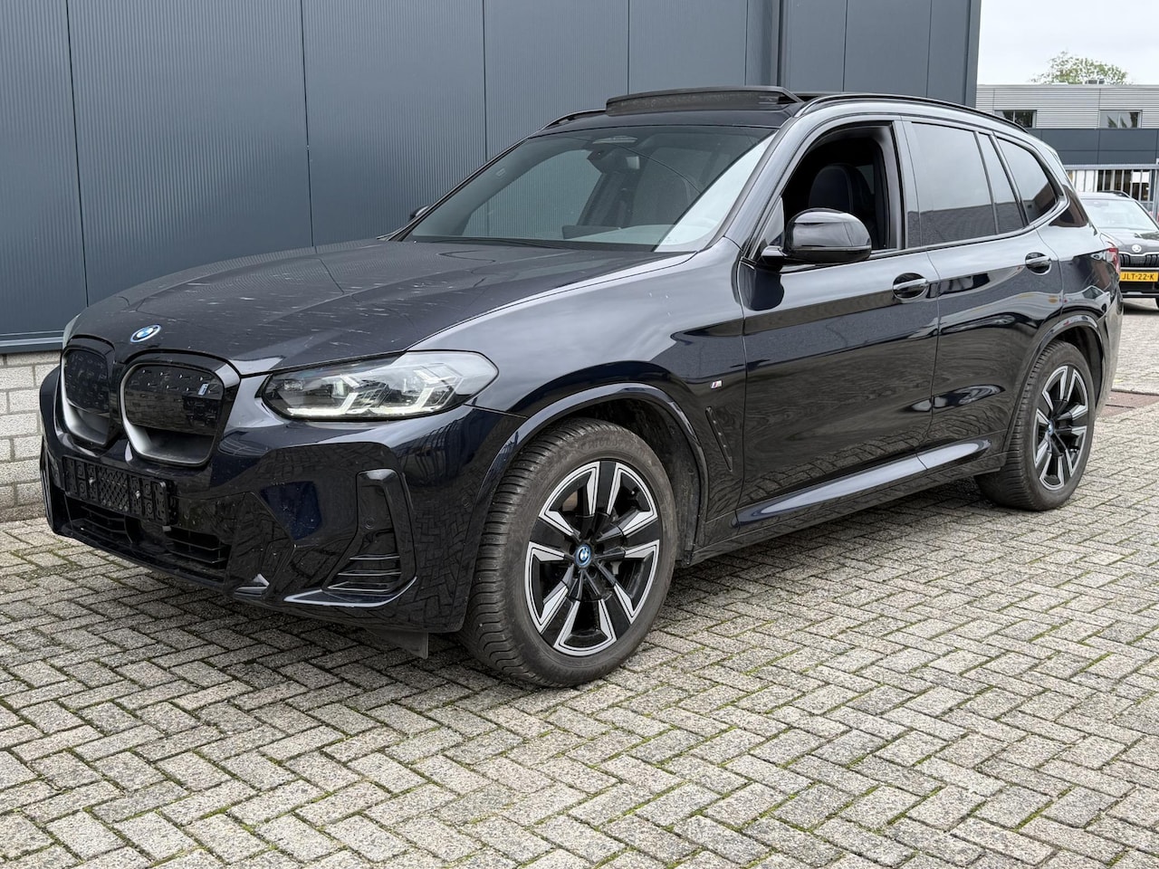 BMW iX3 - Executive M Sport 80 kWh 19"/SOH 99,9%/Panoramadak/Leder + memory/Stoelverwarming/Dodehoek - AutoWereld.nl