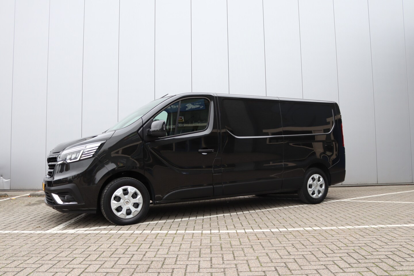Renault Trafic - 2.0 dCi 130 T30 L2H1 Work Edition | Bijrijdersbank - AutoWereld.nl