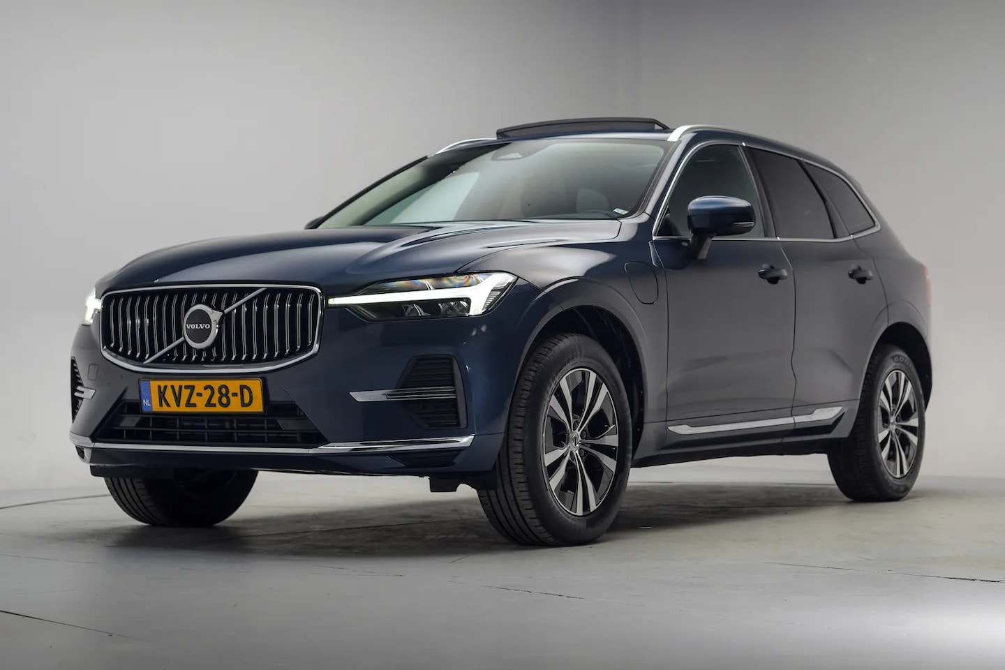 Volvo XC60 - 2.0 T6 Plug-in hybrid AWD Inscription Expression [ Schuif/kanteldak Navi Apple/Android Sto - AutoWereld.nl