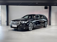 BMW 5-serie Touring - 530e | M Sport | Glazen Panoramadak | Harman Kardon | Stoelverwarming | Trekhaak |
