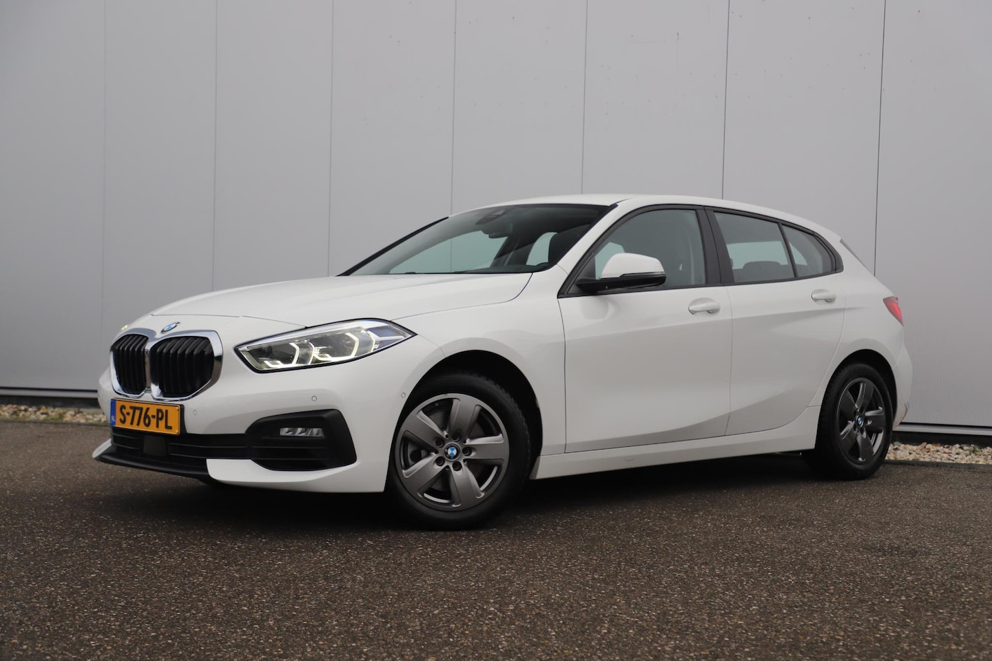 BMW 1-serie - 116i Lesauto ! Sportstoelen Navigatie LED Carplay Android Parkeersensoren Climate Cruise C - AutoWereld.nl