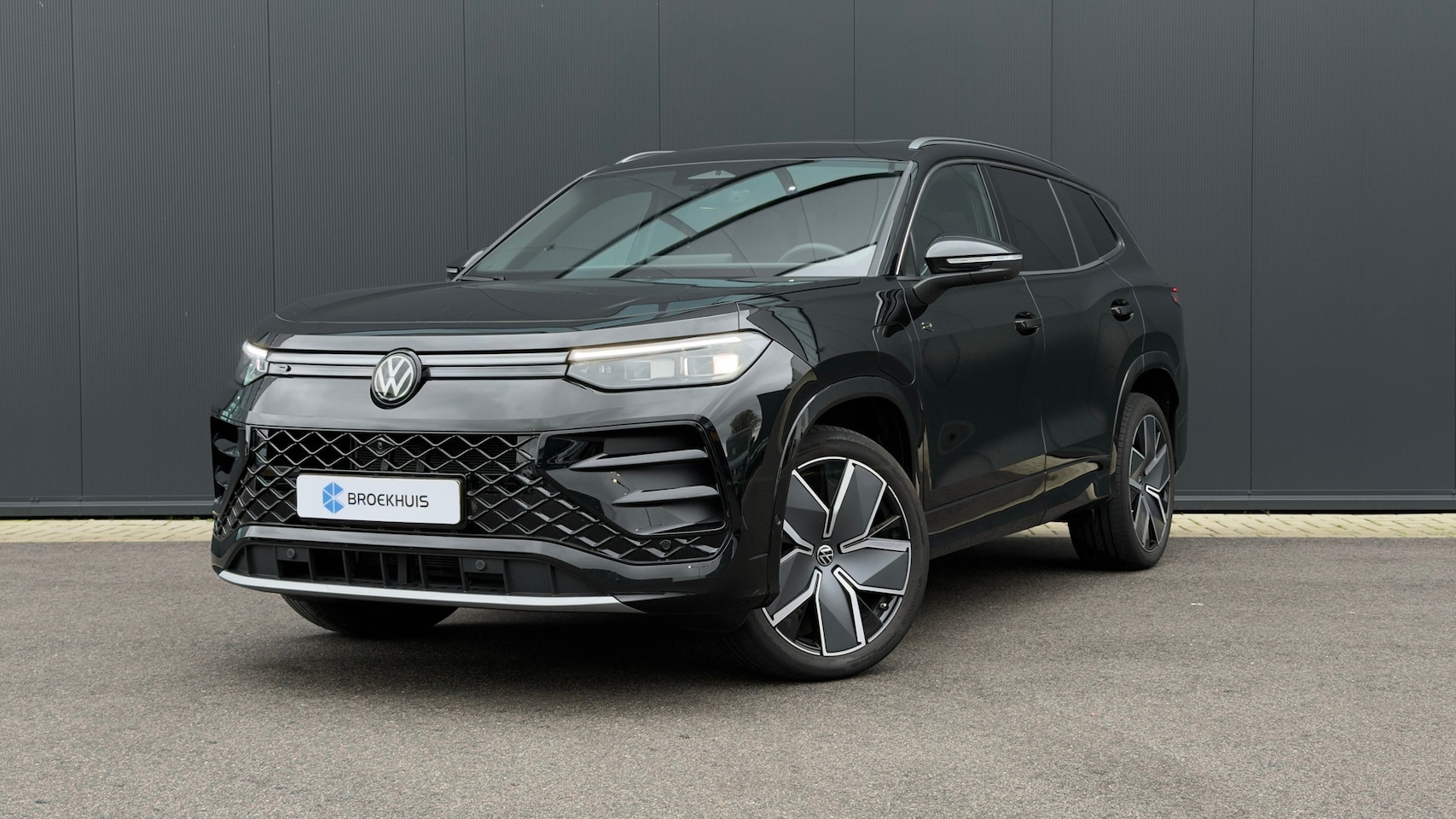 Volkswagen Tayron - 1.5 eHybrid R-Line Edition | Trekhaak | Panoramadak | SOH 100% | - AutoWereld.nl