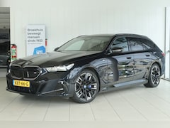 BMW i5 Touring - M60 xDrive 84 kWh 601PK | SOH 97% | 4-Wielsturing | Harman & Kardon | Trekhaak | Stoelverw
