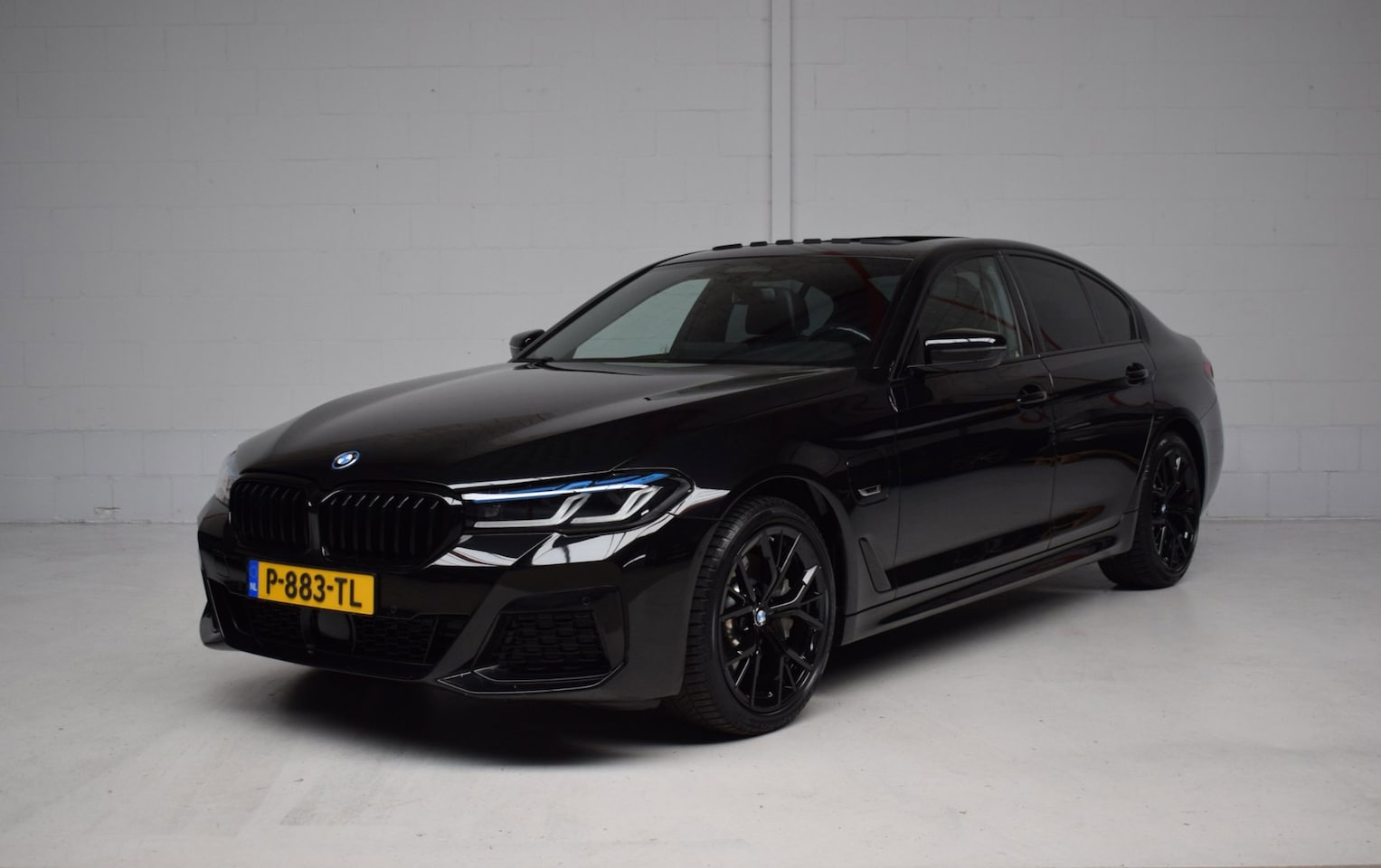 BMW 5-serie - 530e M-SPORT ORG.NED / SCHUIFDAK / CAMERA / LEER / SFEERVERLICHTING / LASER / BTW / ADAPT. - AutoWereld.nl