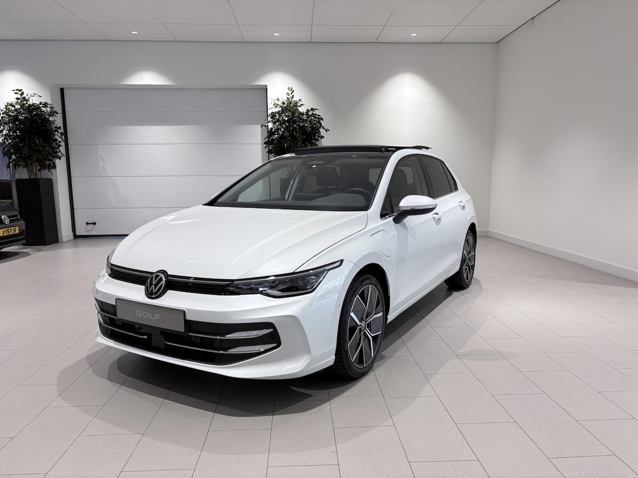 Volkswagen Golf - 1.5 eHybrid Style Edition 204 PK Plug-in Hybrid | Elektrisch uitklapbare Trekhaak | Panora - AutoWereld.nl