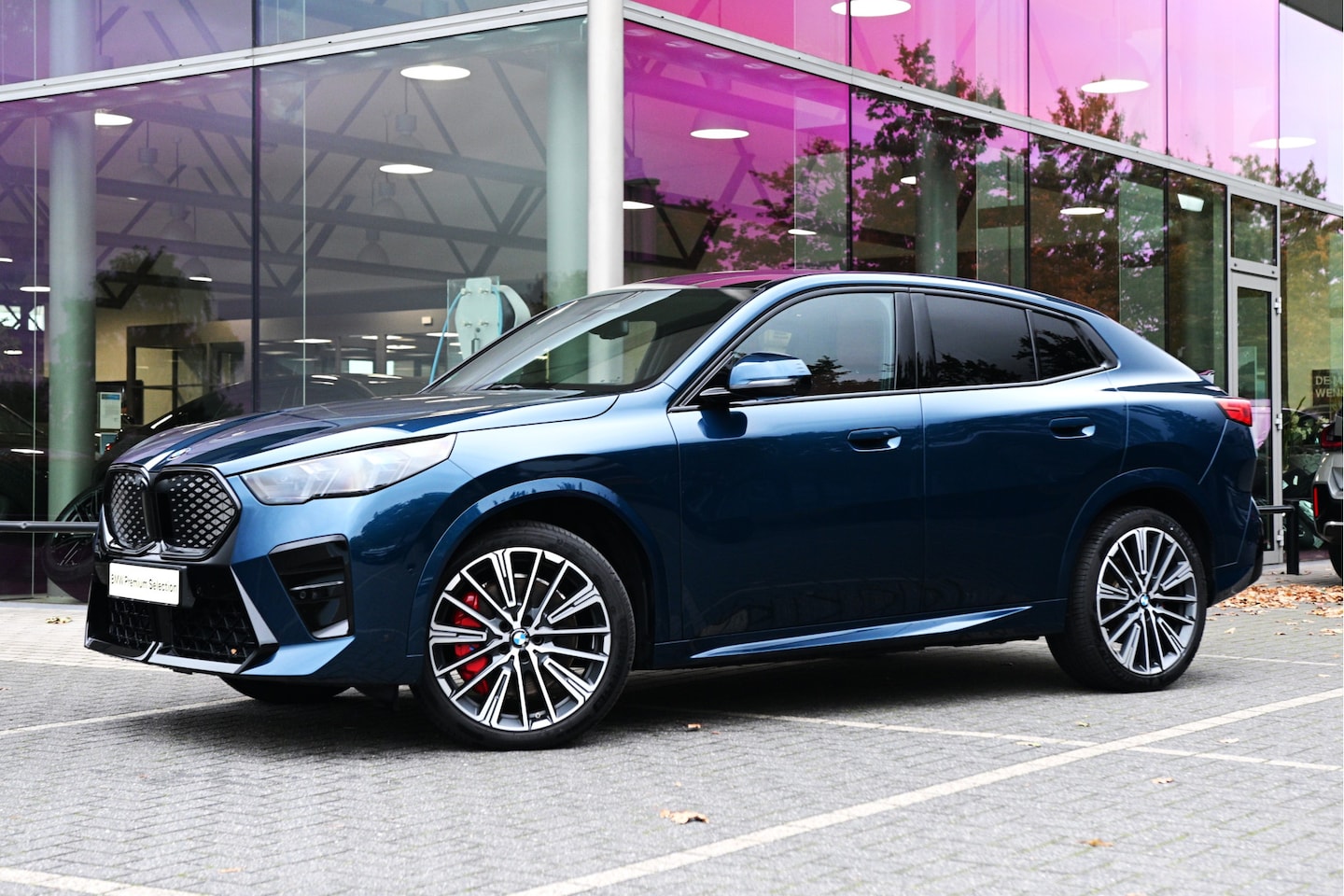 BMW iX2 - eDrive20 M Sport / Panoramadak / Sportstoelen / Head-Up / M Adaptief onderstel / Comfort A - AutoWereld.nl