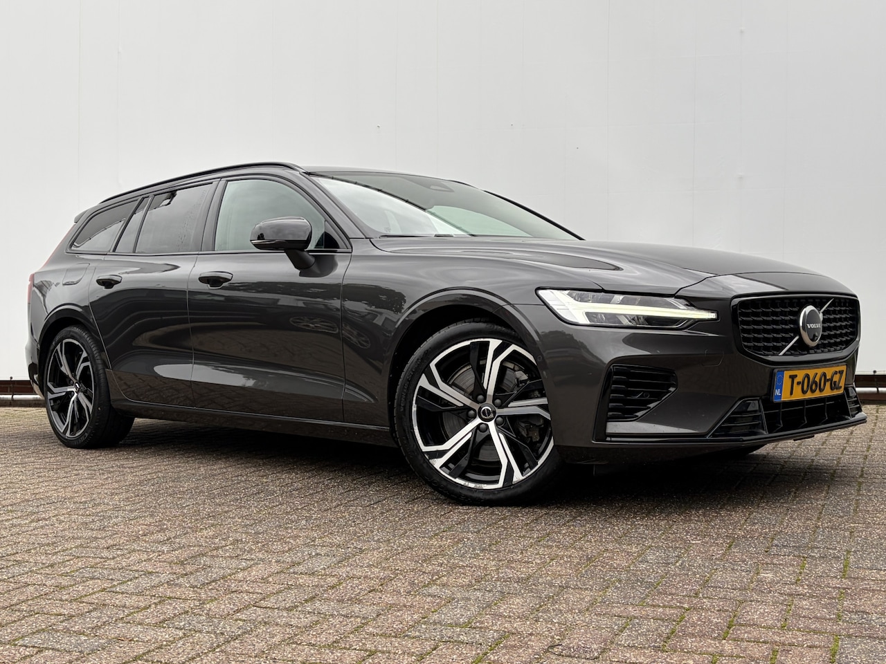 Volvo V60 - 2.0 T6 PHEV AWD Plus Dark Elek.Trekhaak HK Leer 360° Stoelverw+Ventilatie VOL! - AutoWereld.nl