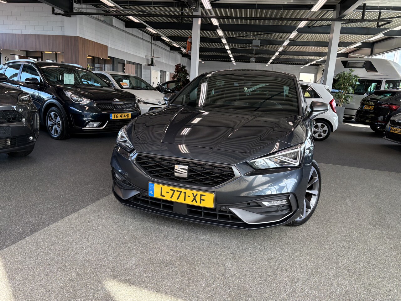 SEAT Leon - 1.5 eTSi DSG 150pk FR Bns. Intense KEYLESS/CAMERA/VIRTUAL/18INCH/WINTERPACK - AutoWereld.nl