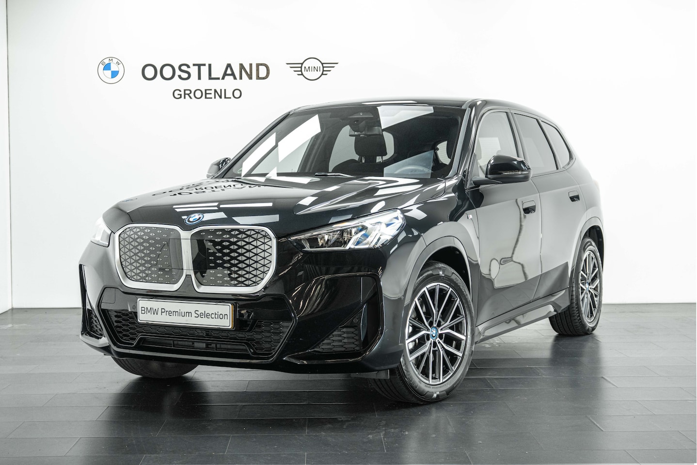 BMW iX1 - xDrive30 M Sport / Sportstoelen / M Adaptief onderstel / Achteruitrijcamera / Stoelverwarm - AutoWereld.nl