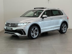 Volkswagen Tiguan - 1.5 TSI R-Line | Panoramadak | Trekhaak | Dodehoek Detectie | Achteruitrijcamera | Stoel