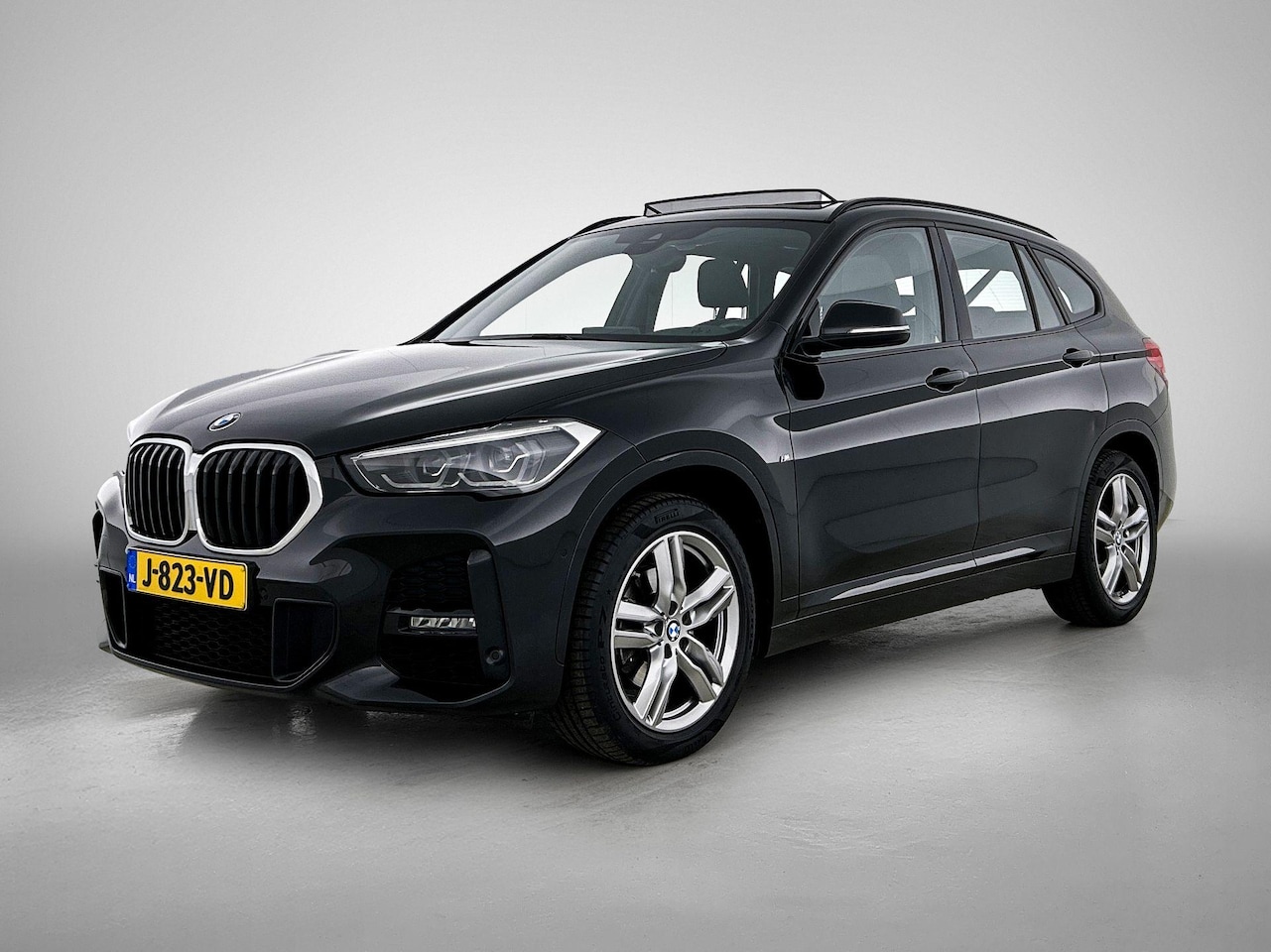 BMW X1 - sDrive18i Executive Edition | PANORAMADAK | STOELVERWARMING | ELEKTRISCHE KOFFERKLEP | CLI - AutoWereld.nl