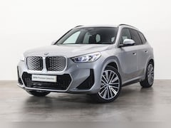 BMW iX1 - xDrive30 M Sport / Sportstoelen / Achteruitrijcamera / Stoelverwarming / Getint glas