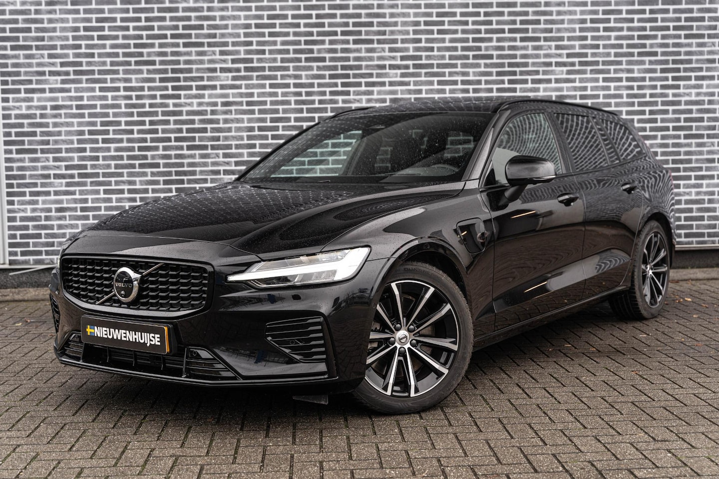 Volvo V60 - 2.0 T8 Plug-in Hybrid AWD Plus Dark | PHEV Long Range | Trekhaak | Sportstoelen | Panorama - AutoWereld.nl