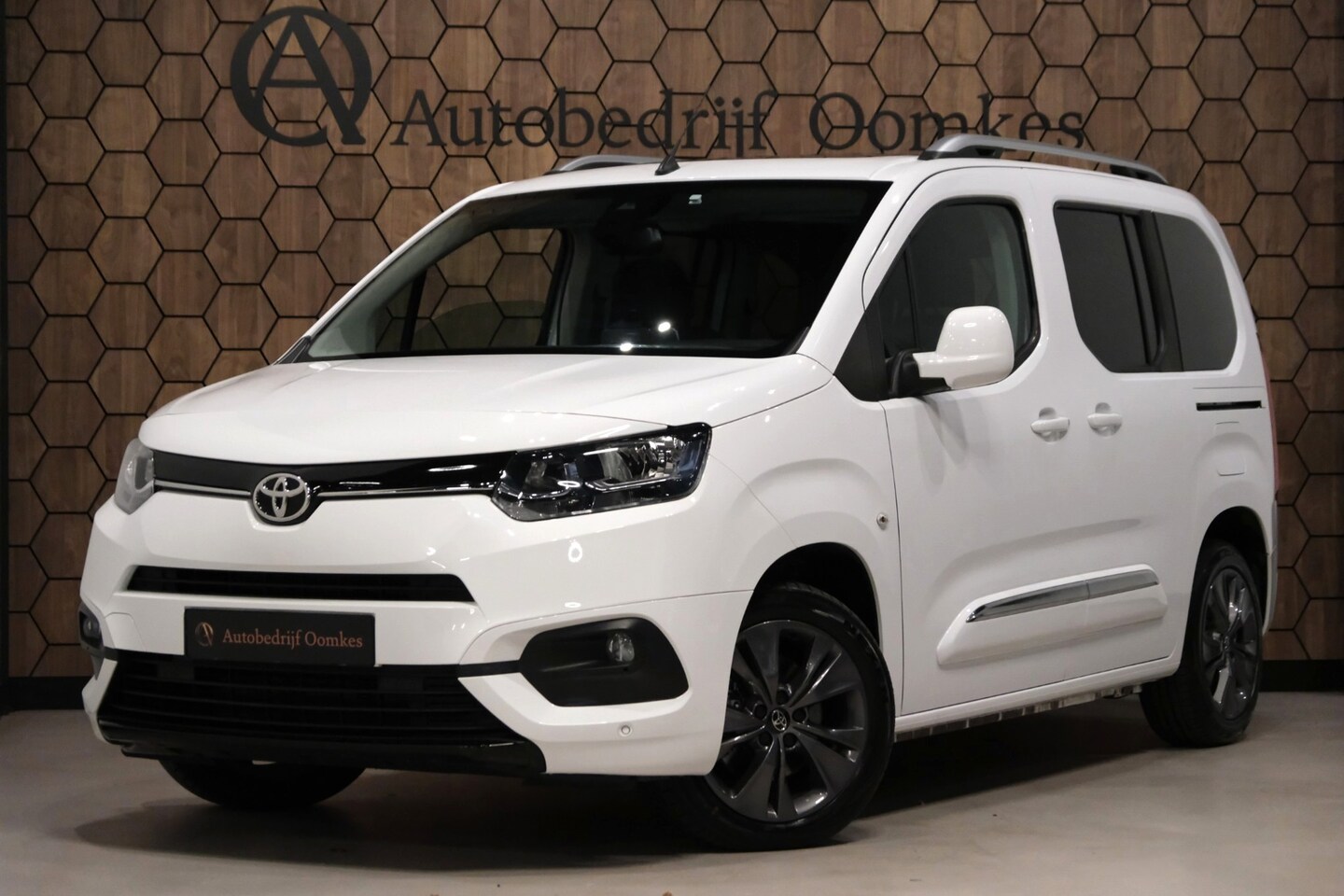 Toyota ProAce City Verso - *56.302km* |PANORAMADAK| 5 persoons Nieuwstaat! Camera/Navigatie/Apple Carplay - AutoWereld.nl