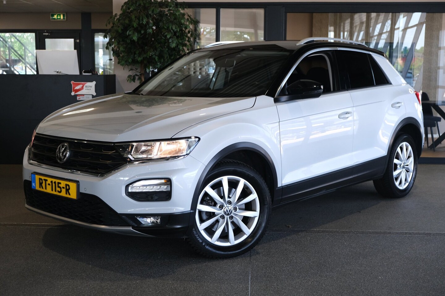 Volkswagen T-Roc - 1.0 TSI Style 116PK Airco PDC Trekhaak - AutoWereld.nl
