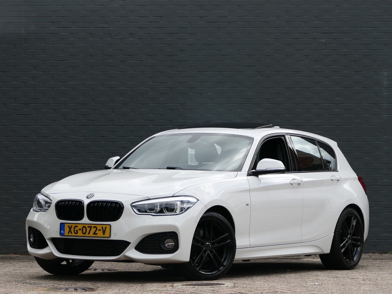 BMW 1-serie - 118i M-Sport High Executive Schuifdak | Leer | Harman Kardon | Carplay - AutoWereld.nl