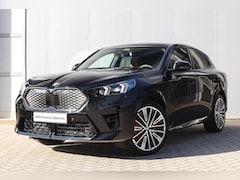 BMW iX2 - xDrive30 M Sport / Panoramadak / Sportstoelen / Comfort Access / Adaptieve LED / Head-Up /