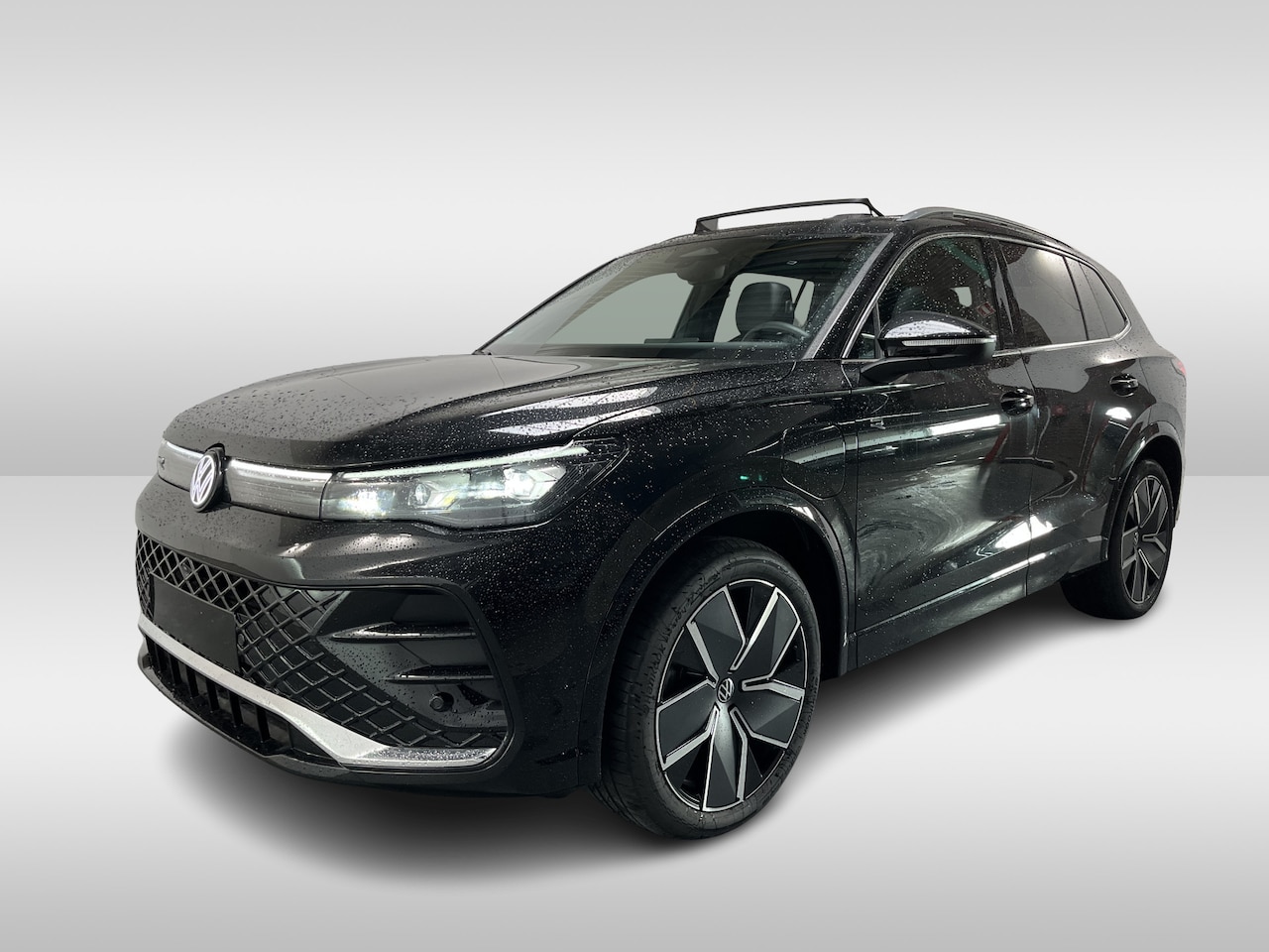 Volkswagen Tiguan - 1.5 eHybrid R-Line / FABRIEKSGARANTIE TOT 02-2028/ AUTOMAAT/ LEDER/ TREKHAAK/ PANO/ MEMORY - AutoWereld.nl